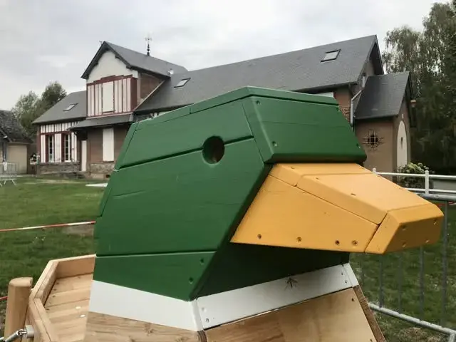 L'élément de jeu « Col Vert » en forme de tête de canard colvert (vert et jaune), sur la nouvelle aire de jeux.