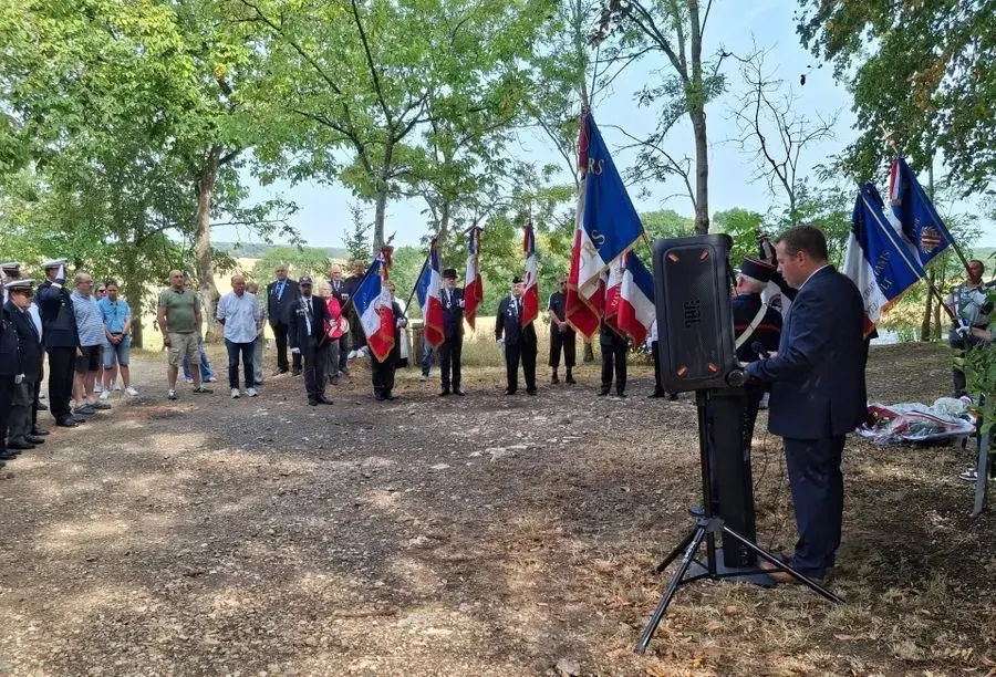 Cérémonie du 15 août à la ferme des Kroumirs : porte-drapeaux des anciens combattants et prise de parole devant les gerbes déposées.
