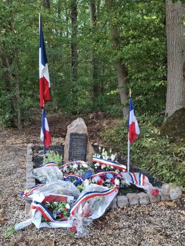 La stèle des Kroumirs, encadrée de drapeaux tricolores et fleurie de gerbes, lors de l'hommage du 15 août.