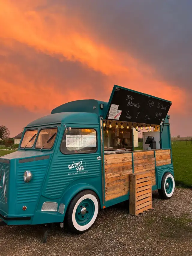 Le camion bar du Bistrot FMR, comptoir ouvert et ardoise des bières, au crépuscule