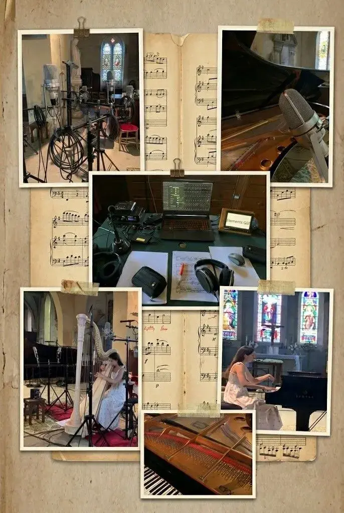 Les sessions d'enregistrement dans l'église : piano, harpe, partitions et matériel de prise de son