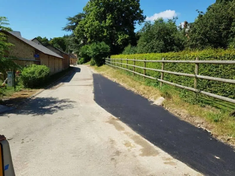 Chemin de campagne bordé de verdure
