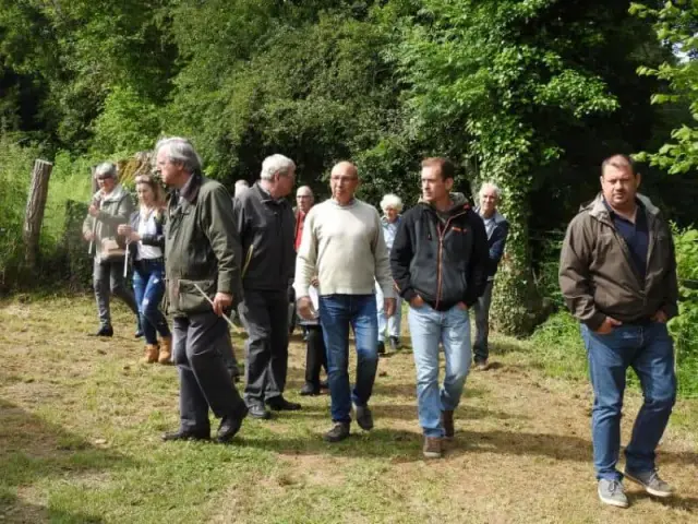 Groupe de personnes en extérieur