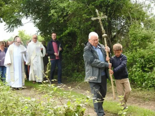 Groupe de personnes en extérieur