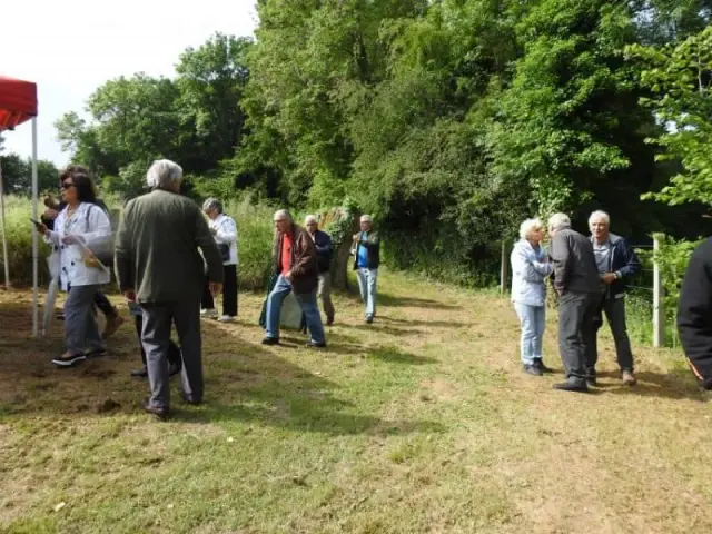 Personnes marchant sur un chemin