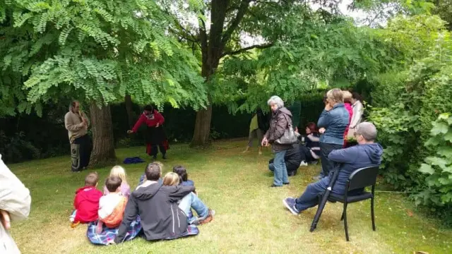 Rassemblement de personnes en extérieur