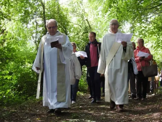 Personnes assises sur l'herbe en groupe