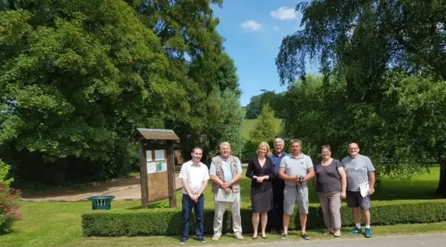 Groupe de personnes posant devant des arbres