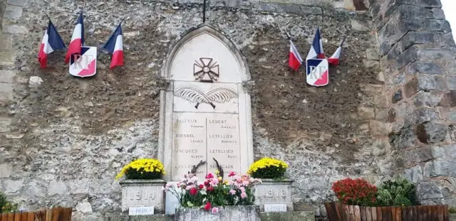 Monument aux morts pavoisé de drapeaux