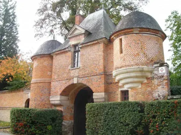 Bâtiment ancien en pierre avec tourelle