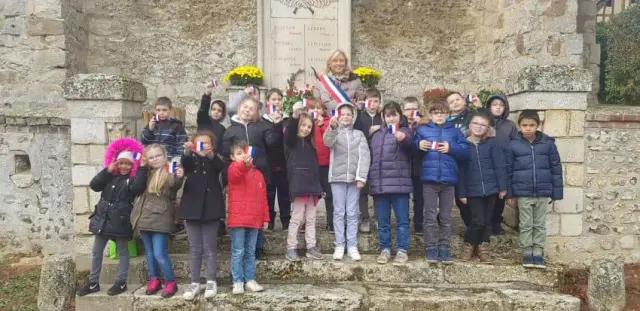 Groupe d'enfants et de jeunes posant devant un mur