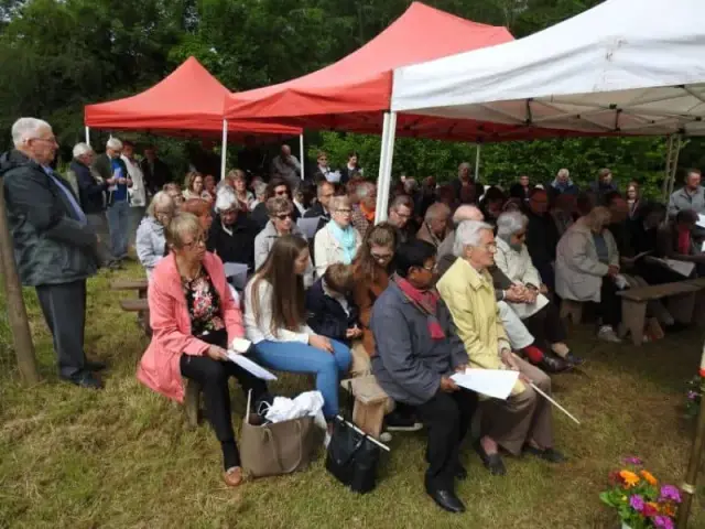 Personnes assises sous une tente lors d'un événement