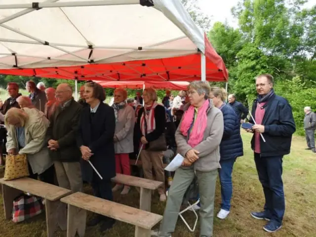Personnes près de tables sous une tente d'événement