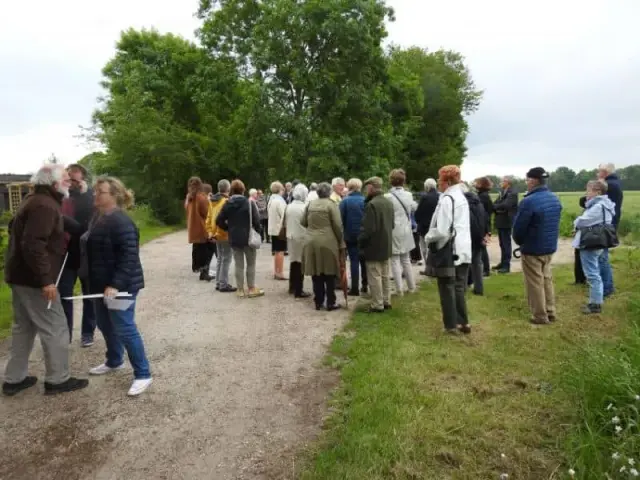 Personnes marchant sur un chemin de campagne