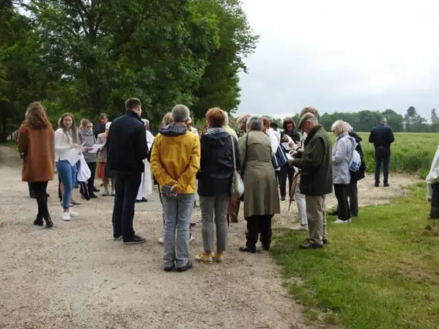 Groupe de personnes dans un espace vert arboré