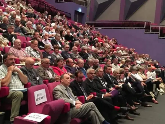Assemblée de personnes assises en salle