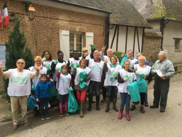 Groupe posant devant un bâtiment à colombages