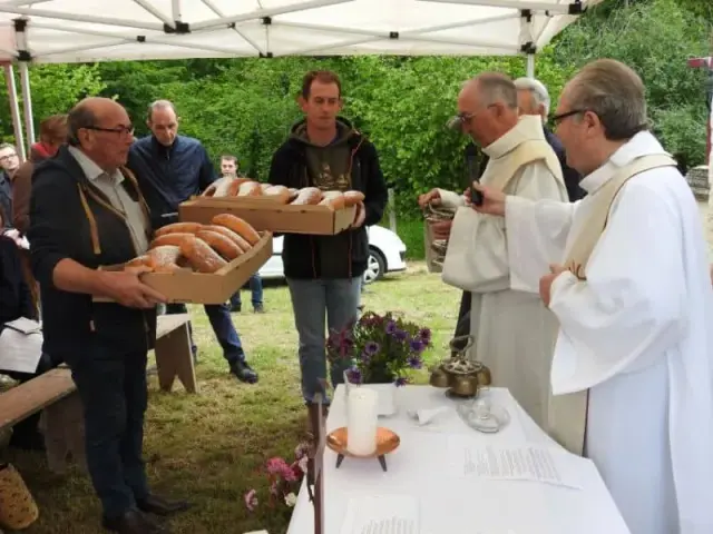 Personne en robe claire devant un véhicule
