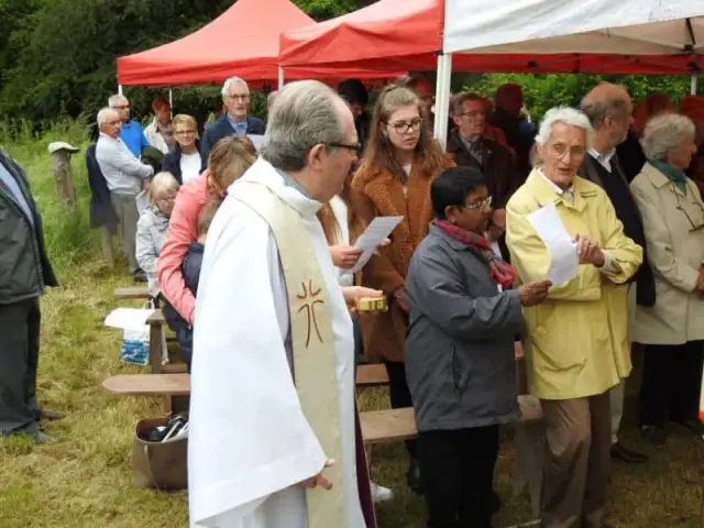 Personnes en robe claire sous des tentes rouges