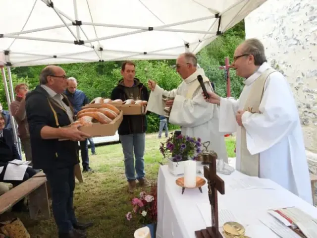 Personne en robe claire à une table sous une tente