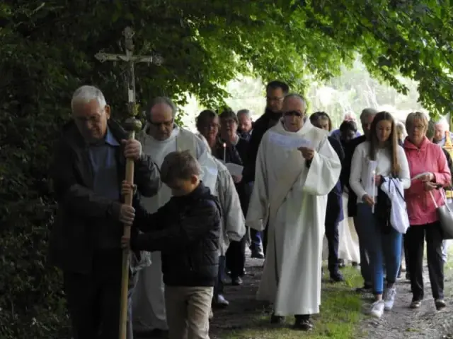 Groupe de personnes en extérieur arboré