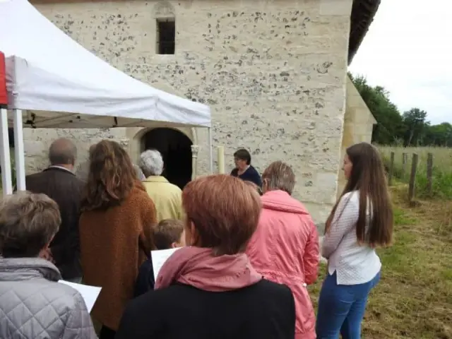 Foule sous une tente blanche d'événement