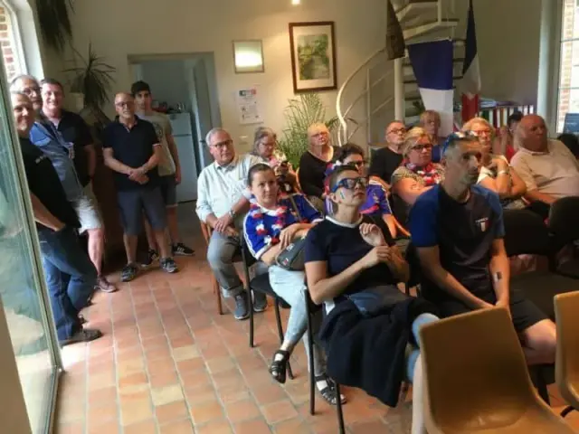 Personnes rassemblées en extérieur