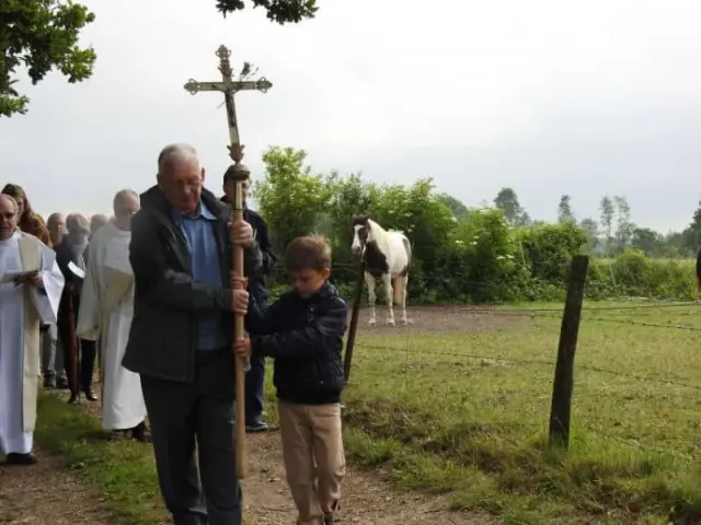 Personnes près d'une croix de chemin en extérieur