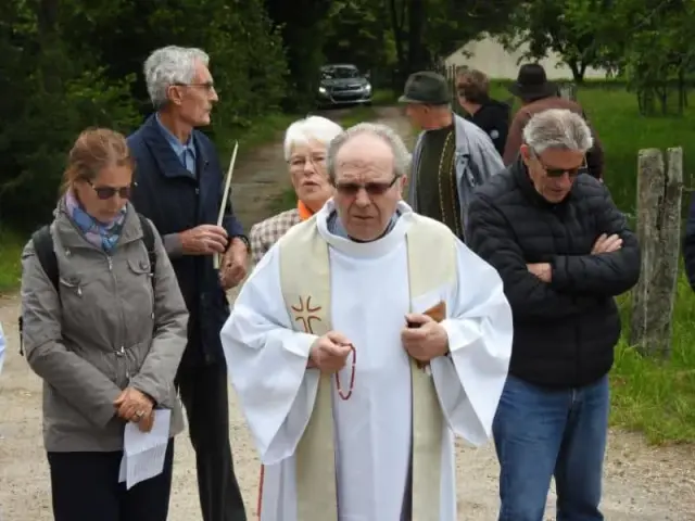 Personnes dont une en robe claire en extérieur