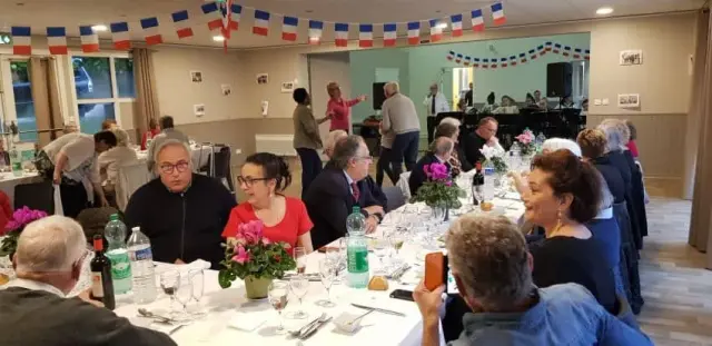 Repas de salle communale, personnes attablées