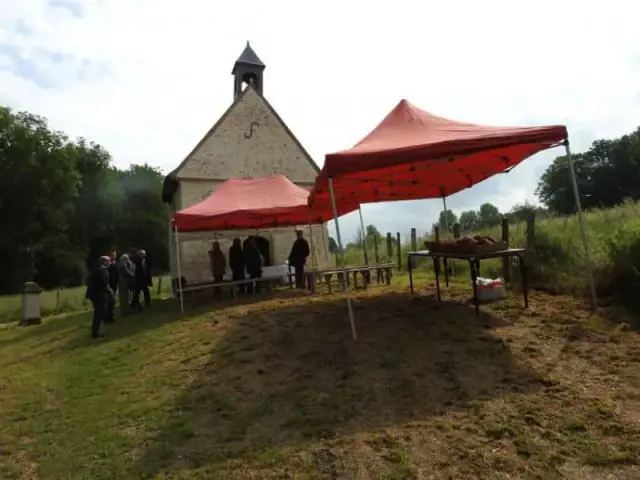 Petite chapelle en pierre et chapiteau rouge