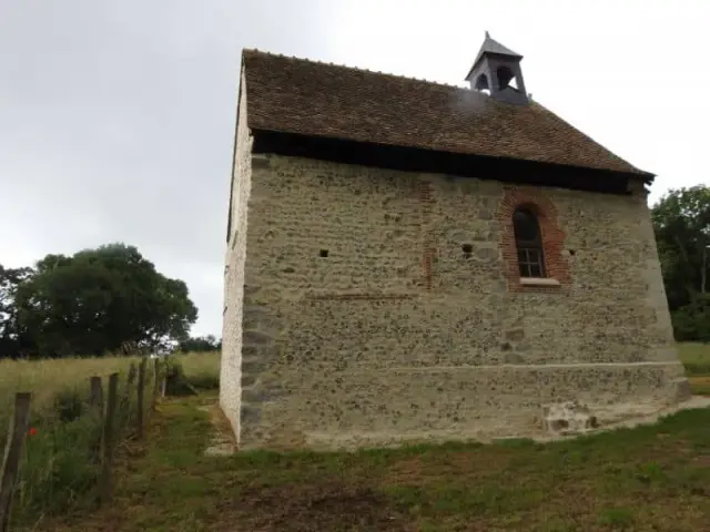 Bâtiment ancien en pierre au toit de tuiles