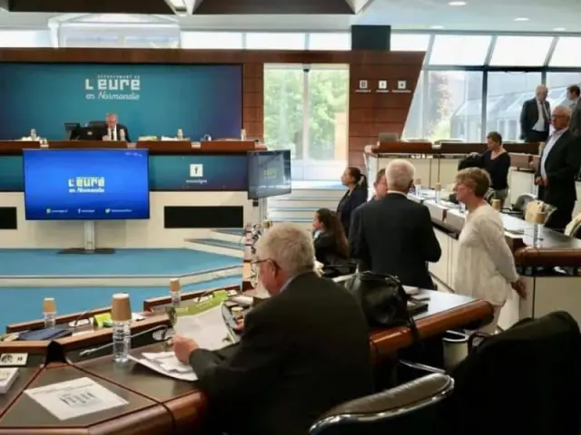 Réunion autour de tables avec écran