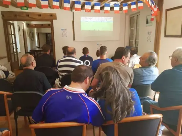Personnes assises dans une salle décorée
