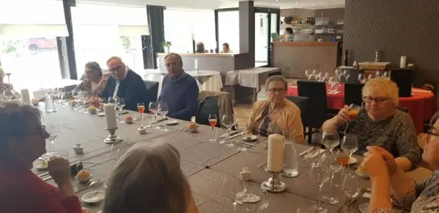 Salle bondée, assemblée