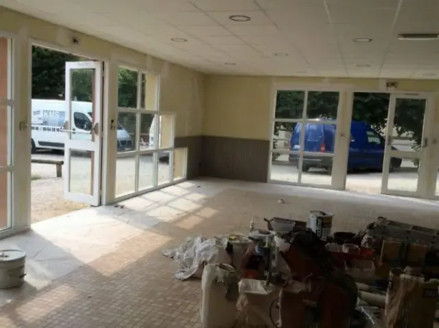 Salle de réception, tables et personnes