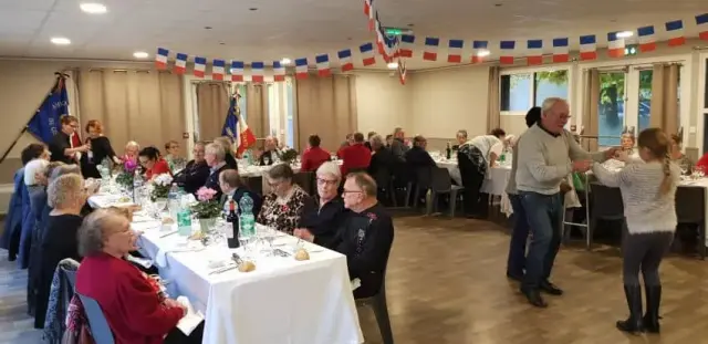 Assemblée attablée dans une salle