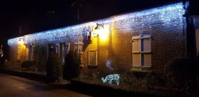 Façade en pierre éclairée la nuit