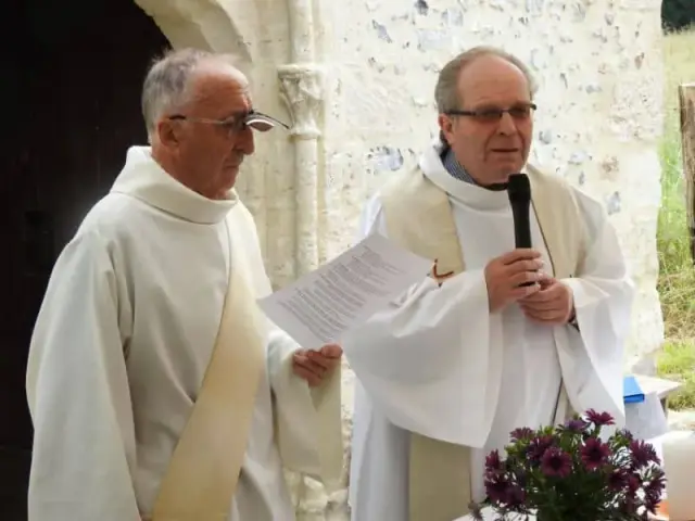 Deux hommes en aube lors d'une cérémonie