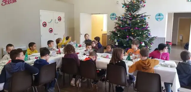 Personnes attablées lors d'un repas