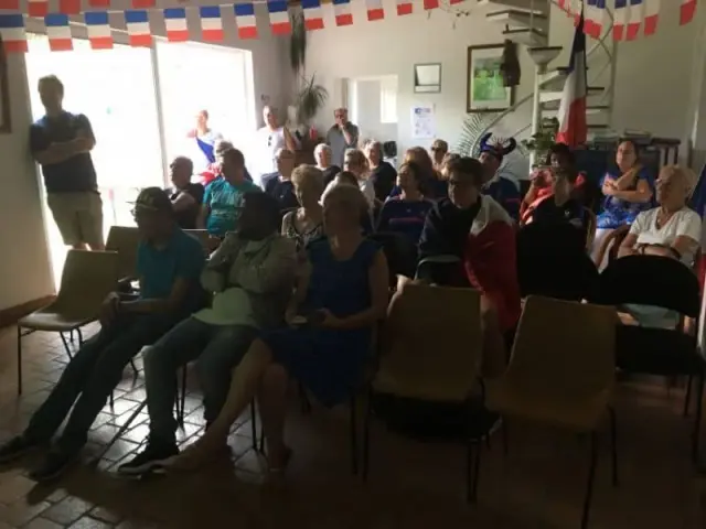 Assemblée assise sous décor tricolore