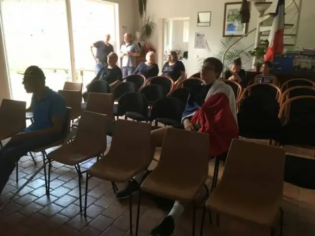 Public assis face à un orateur