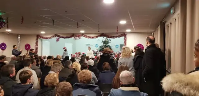 Assemblée debout dans une salle