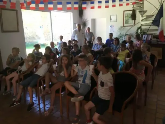 Assemblée dans une salle, vue large