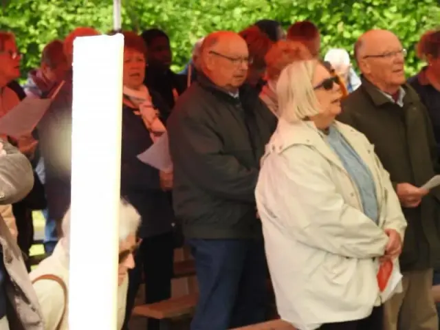 Groupe de personnes en extérieur