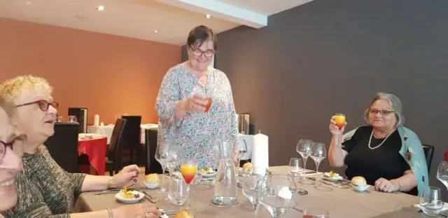 Personnes à une table lors d'une réunion