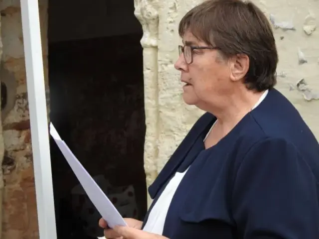Femme debout lisant une feuille
