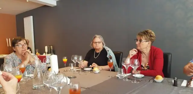 Groupe de personnes assises, réunion conviviale