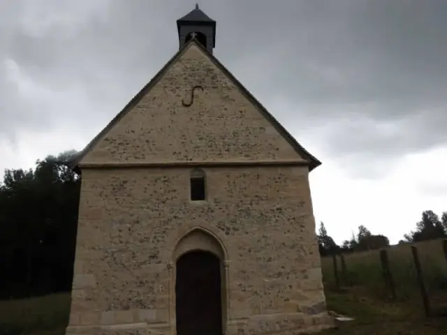 Petite chapelle en pierre isolée