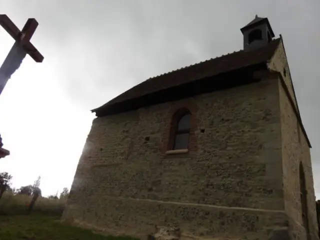 Petite chapelle en pierre vue de l'extérieur